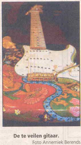 De te veilen gitaar. Foto Annemiek Berends